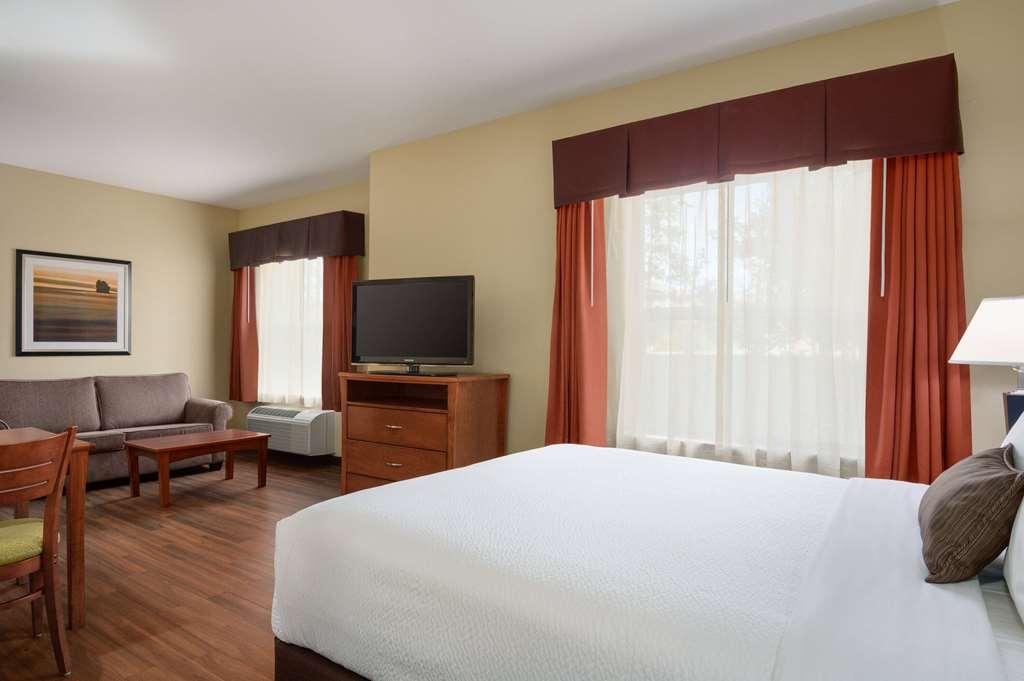 Days Inn & Suites By Wyndham Sherwood Park Edmonton Room photo