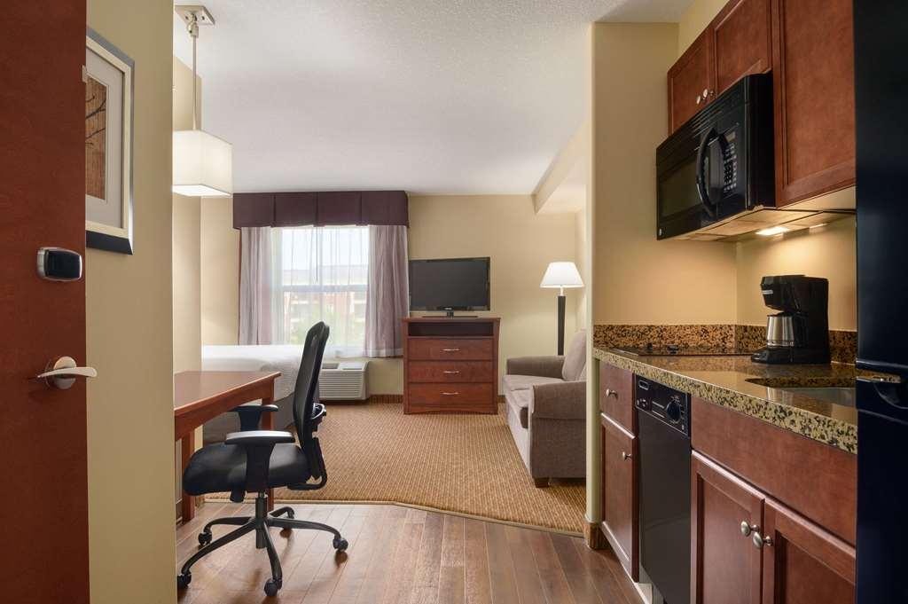 Days Inn & Suites By Wyndham Sherwood Park Edmonton Room photo